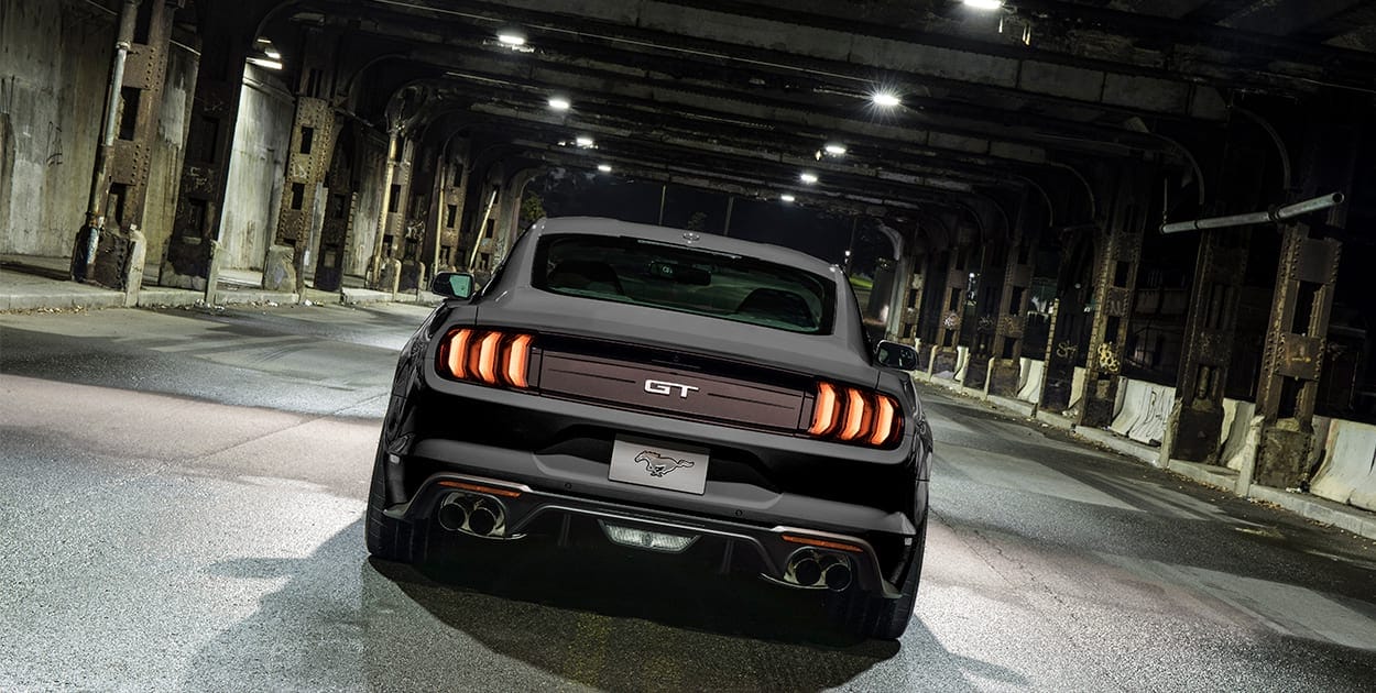 Ford Mustang Negro Ebony exterior - noche