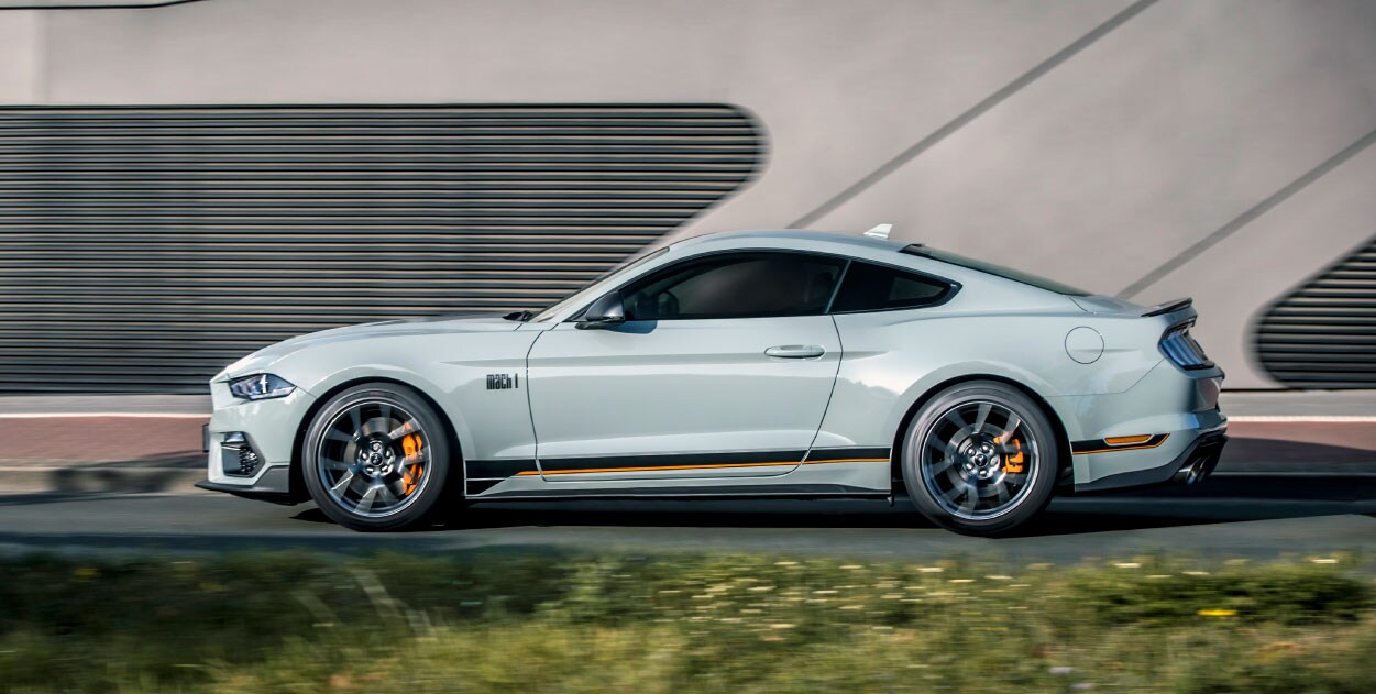 Exterior perfil Ford Mustang Mach 1