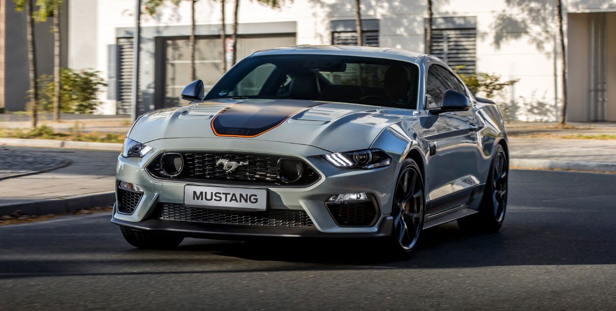 Ford Mustang Mach 1 en calle