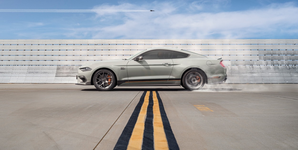 Exterior perfil 2 Ford Mustang Mach 1