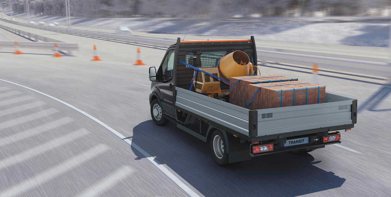 Ford Transit Chasis, Paragolpes con escalón de agarre integrado - Compartí la imagen, Descargá la imagen.