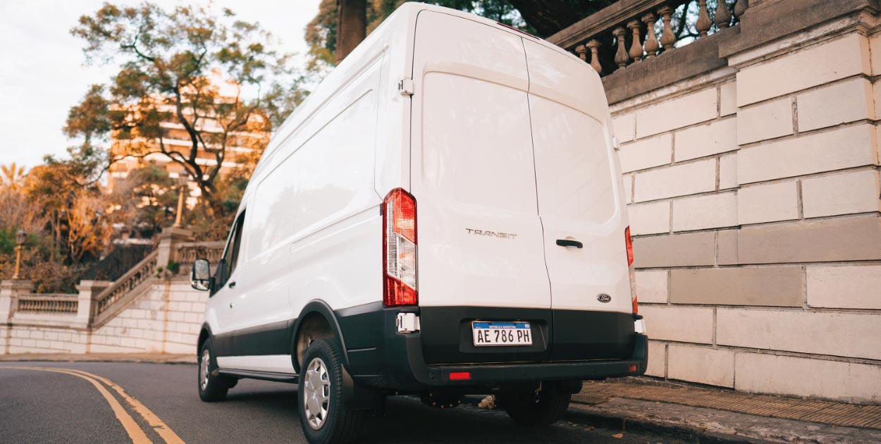 Ford Transit Van - Paragolpes con escalón de Agarre integrado - Compartí la imagen, Descargá la imagen.