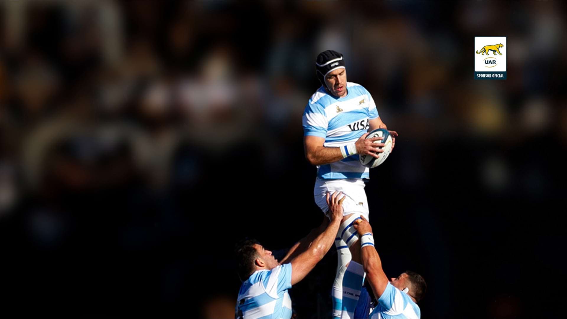 Matías Alemanno baja una pelota del line. Ford, sponsor oficial de Los Pumas.