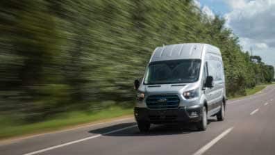 La nueva E-Transit cuenta con asistente de mantenimiento de carril