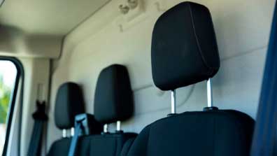 La nueva E-Transit cuenta con asientos calefaccionados y parabrisas térmico