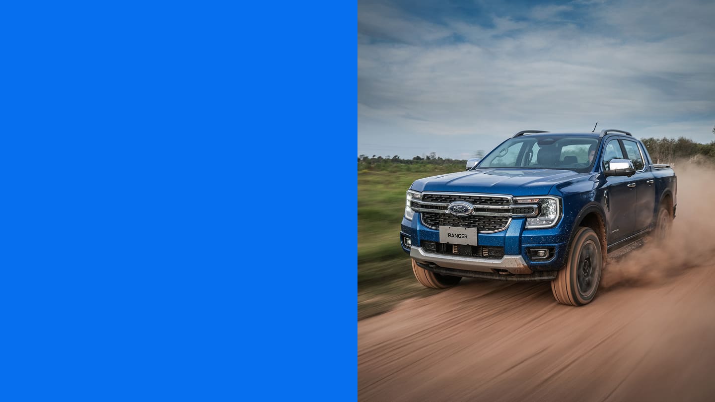 Ford Ranger azul en la naturaleza
