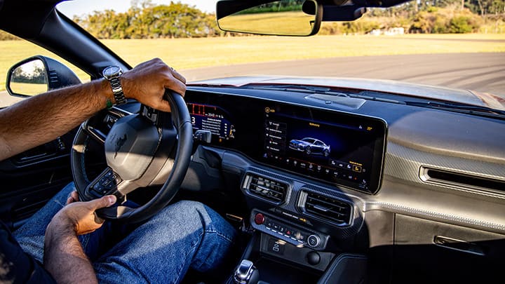 Mustang Dark Horse con track apps para visualizar datos de rendimiento