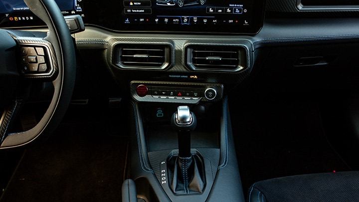 Mustang Dark Horse con climatizador automático digital