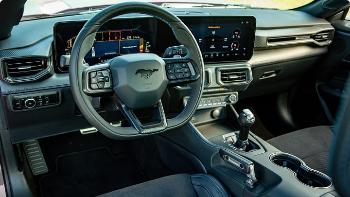 Mustang Dark Horse con levas al volante