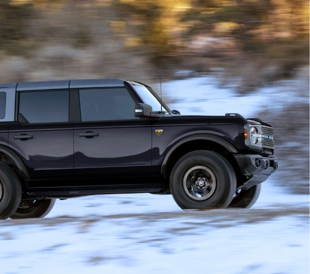 Nueva Bronco Wildtrack Cactus Grey en el bosque