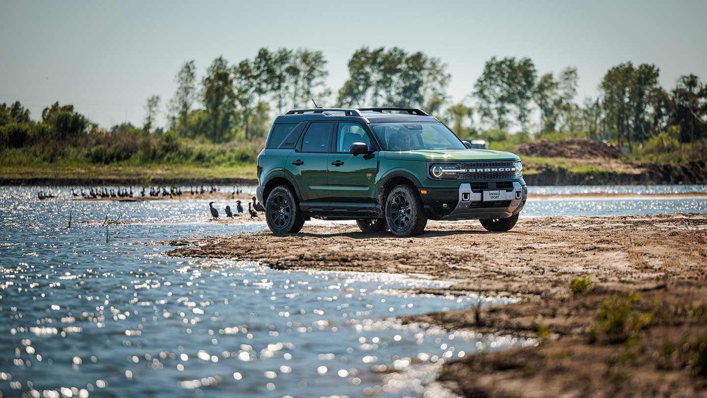 Nueva Ford Bronco Sport estacionada en la orilla de una laguna