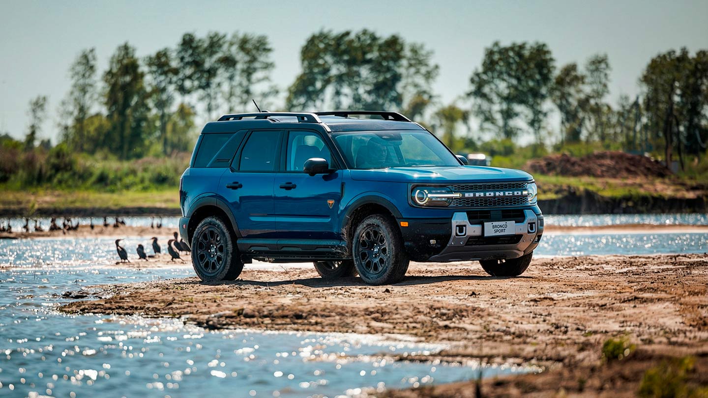 Nueva Ford Bronco Sport estacionada en la orilla de una laguna
