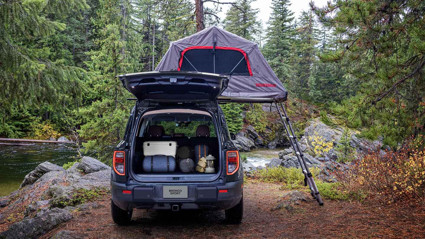Nueva Ford Bronco Sport con baúl abierto en un campamento