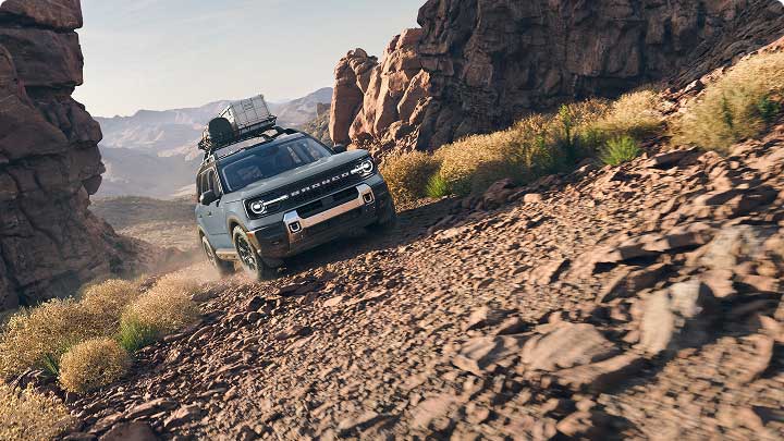 Ford Bronco Sport subiendo por camino de ripio 