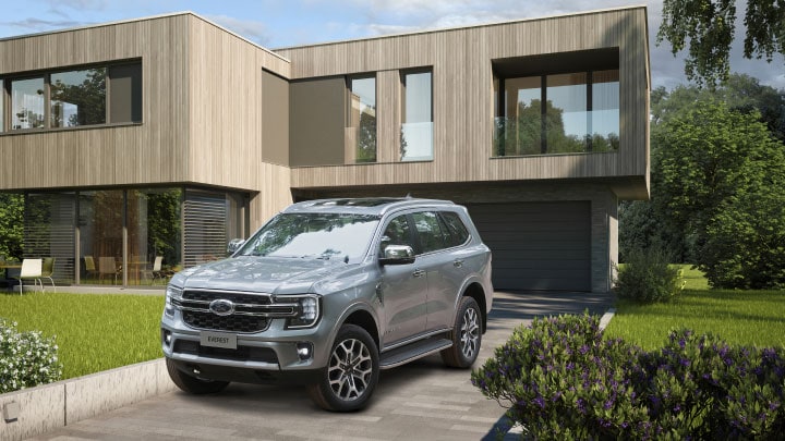 SUV Ford Everest estacionada en una casa