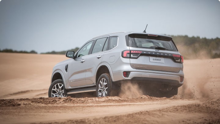 Ford Everest con asistencia de conducción en la arena