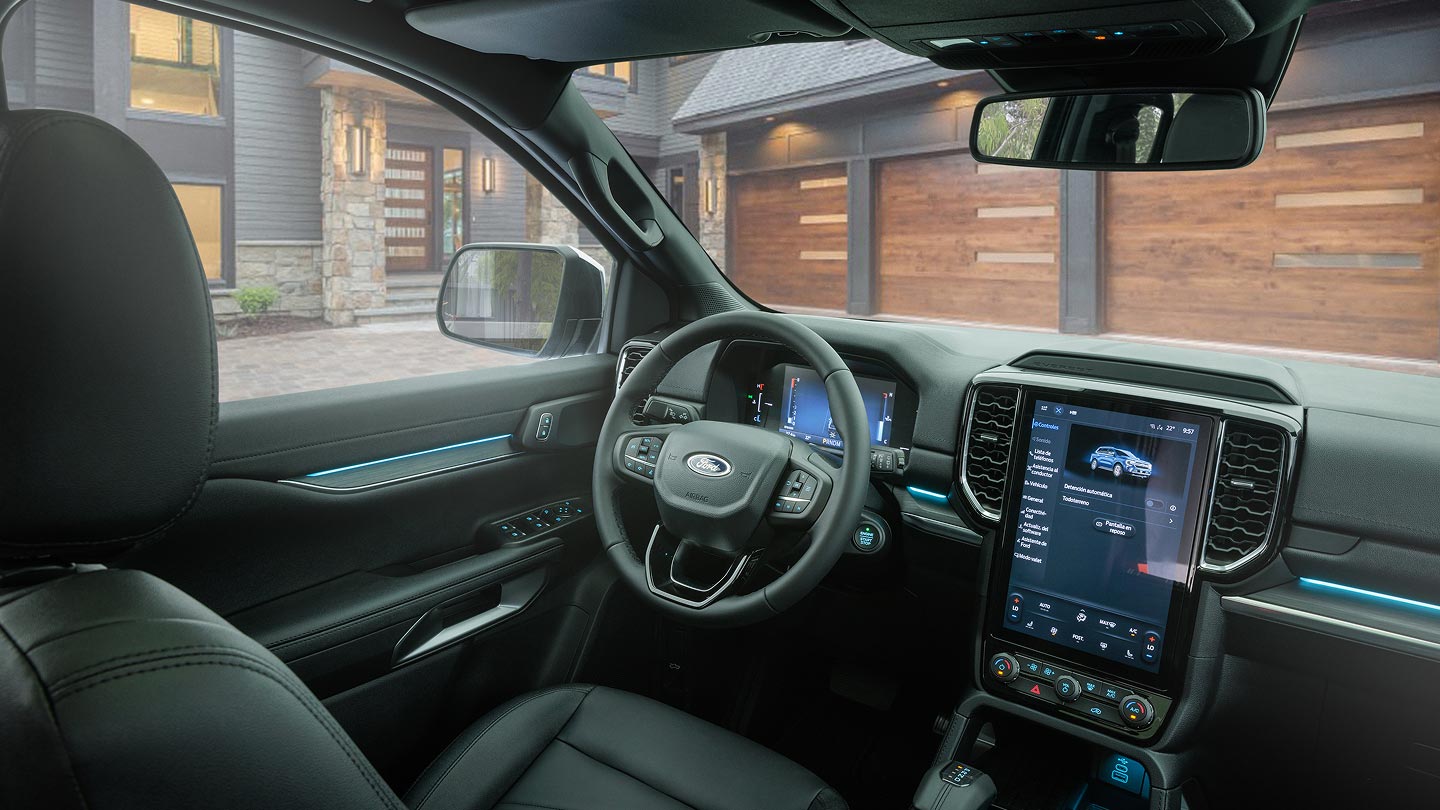 Interior con tecnología avanzada de la Ford Everest
