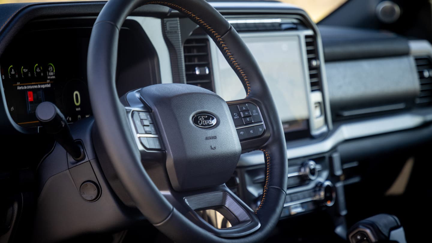 Volante forrado en cuero, calefaccionado y regulable electrónicamente en altura y profundidad