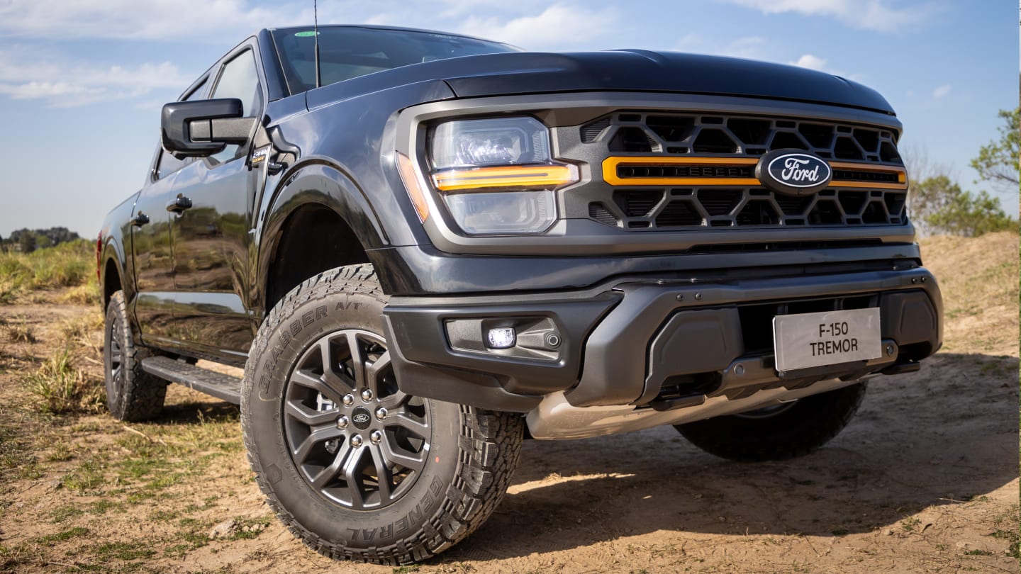 Distintiva parrilla Tremor, incluye una barra transversal en color naranja cobre con luces LED integradas