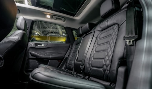 Diseño Interior Kuga Híbrida SUV Ford con tapizados de cuero