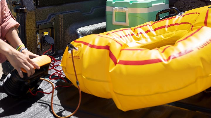 Ford Maverick Tremor con toma de 120 volts en su caja