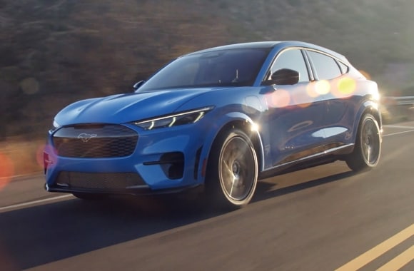 Mustang Mach-E azul en ruta