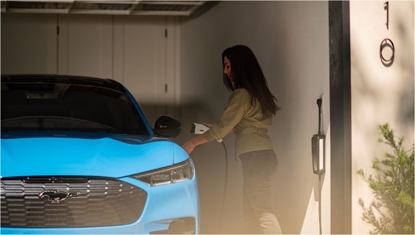 Mujer cargando el Mustang Mach-E