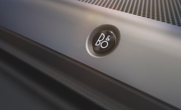 Sofisticado B&O Premium audio con 18 parlantes con subwoofer