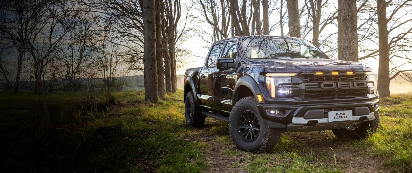 Camioneta F-150 Raptor en la arena al atardecer