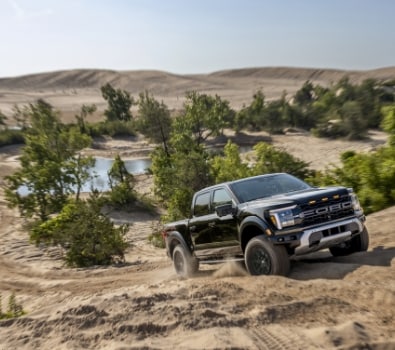 F-150 Raptor subiendo una duna de arena