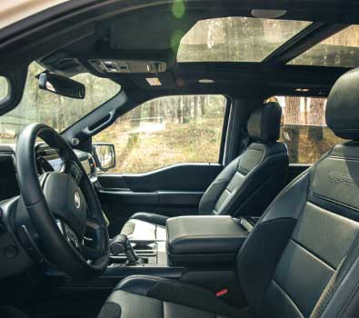 Interior con asientos de cuero sintético de la F-150 Raptor