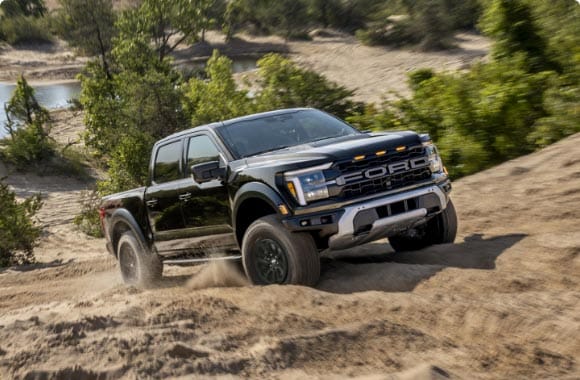 F-150 Raptor subiendo una duna de arena