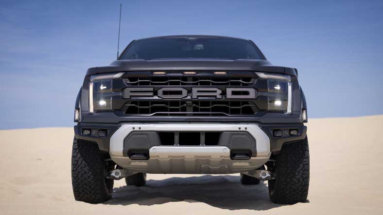 F-150 Raptor negra con equipamiento adicional de seguridad