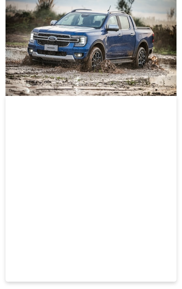 Ford Ranger pasando sobre terreno con agua