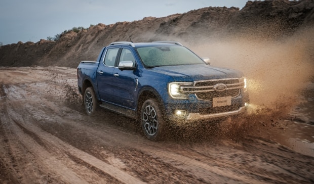 Dos ranger sobre camino de tierra