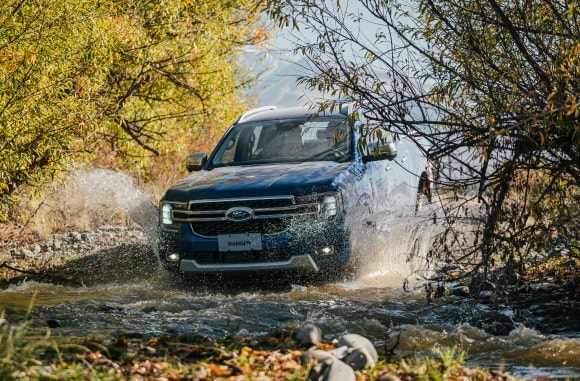 Nueva Ranger LTD 4x4 en camino de agua
