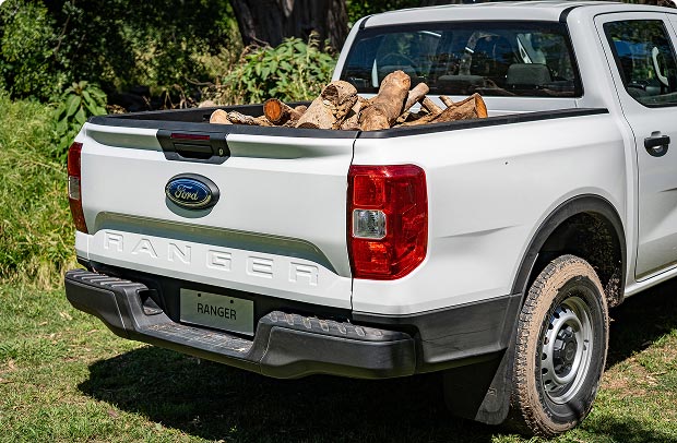 Ranger XL 4x2 en el campo