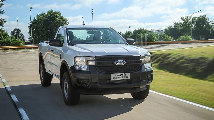 Ford Ranger Cabina Simple 4x2 en movimiento