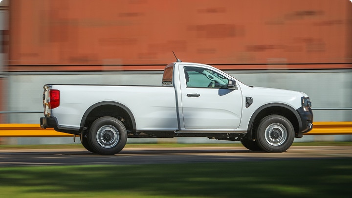 Ford Ranger Cabina Simple 4x4 en movimiento