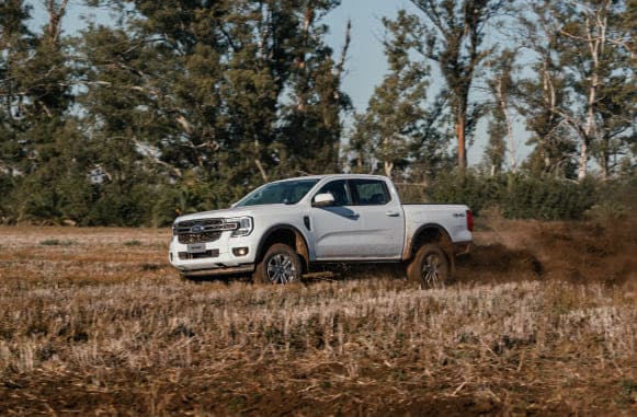 Nueva Ranger XLS 4WD exterior en campo