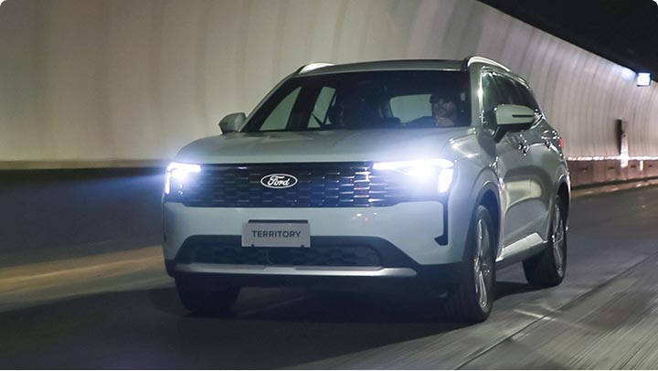 Ford Territory con luces delanteras altas automáticas