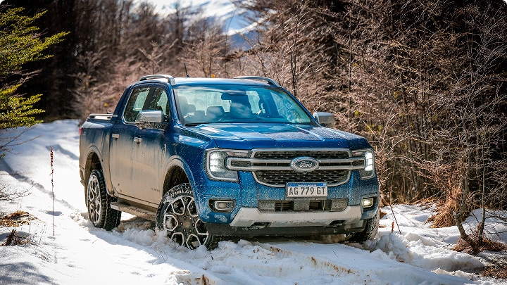 Pick-up Ford durante recorrido en terreno con nieve