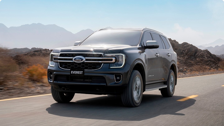 Ford Everest de color negro en la ruta