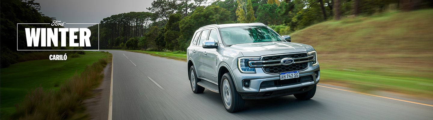 SUV Ford en movimiento desde la ruta