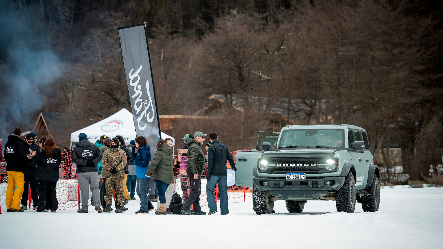 SUV Ford Bronco en la nieve