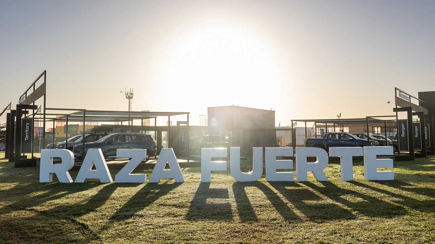 Cartel de Raza Fuerte en el stand de Ford en Expoagro