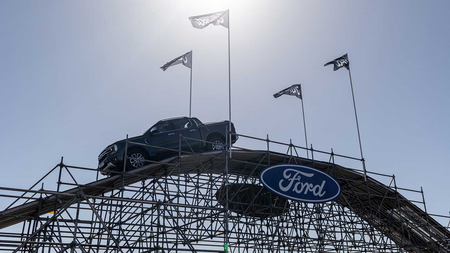 Cartel de Raza Fuerte en el stand de Ford en Expoagro