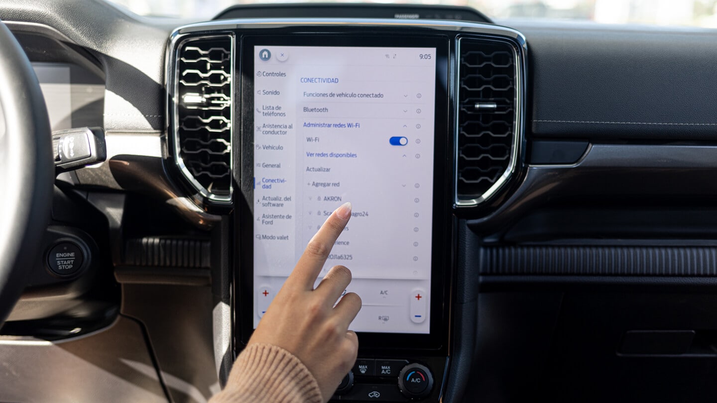 Usuario probando la pantalla multitáctil de una camioneta Ford en Expoagro