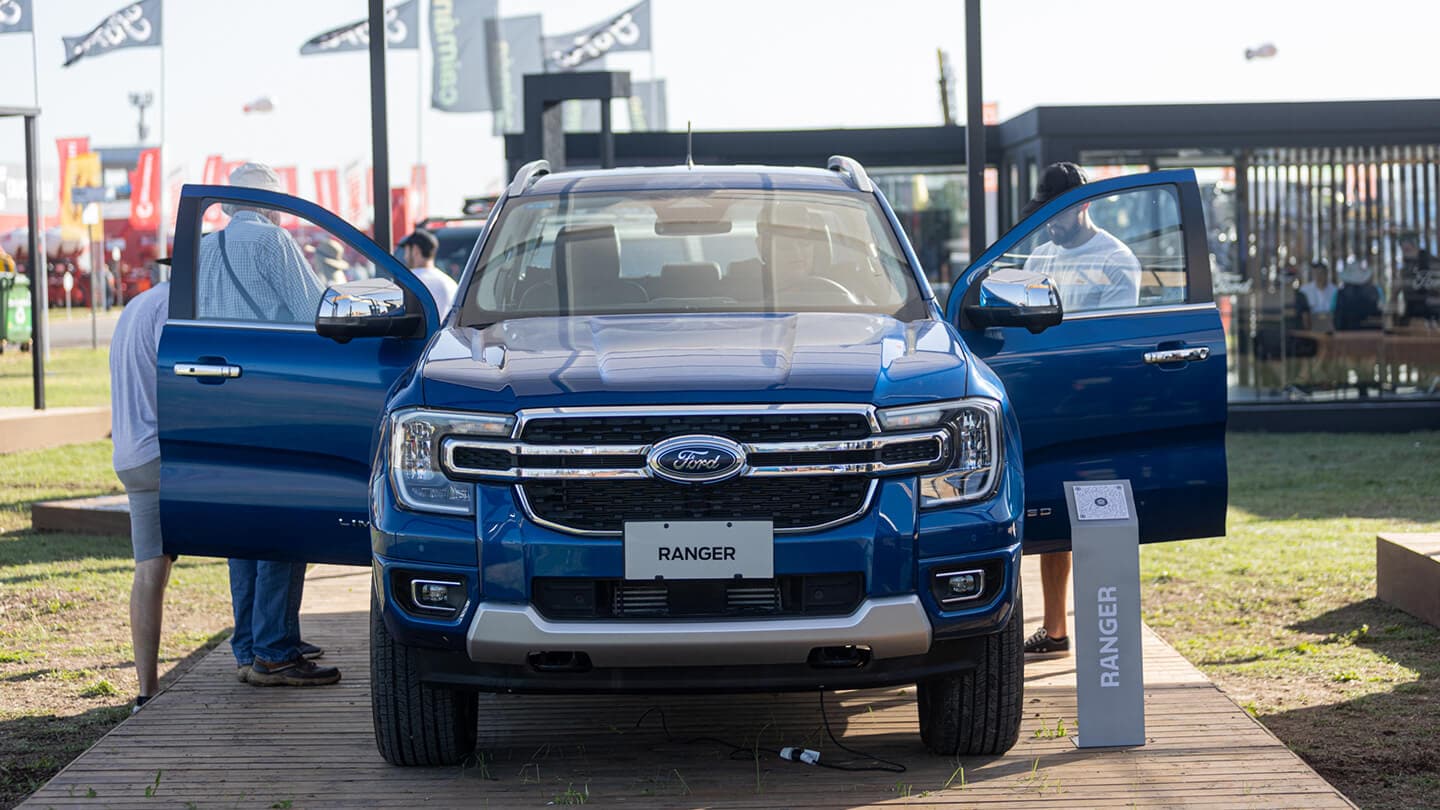 Camioneta Ford Ranger en el stand de Ford en Expoagro