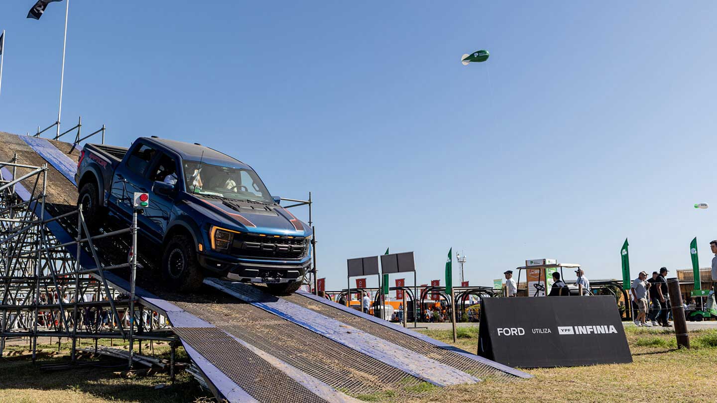 Camioneta Ranger bajando la Rampa en Expoagro
